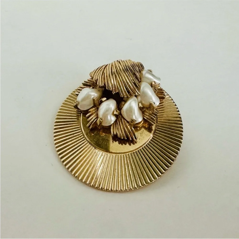 Vintage 1.5” BOUCHER Gold Tone Circular Brooch w Art Deco Style & Faux Pearls - Picture 2 of 6